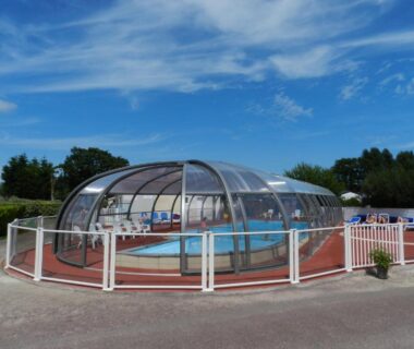 Piscine couverte sous dôme au Camping le Rivage