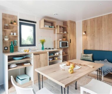 Coin repas avec kitchenette dans un mobil-home au Camping le Rivage