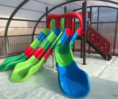 Piscine couverte avec toboggans colorés au Camping le Rivage