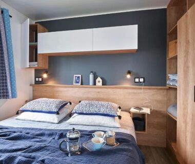Chambre double moderne avec plateau petit déjeuner au Camping le Rivage