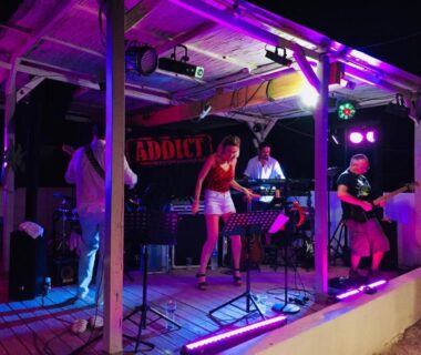 Scène musicale nocturne au Camping le Roucan West