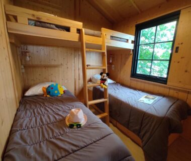 Chalet en bois avec lits superposés et lits simples au Camping le Rouge Gorge **** 10' Puy du Fou