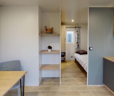 Intérieur de mobil-home avec kitchenette et coin repas au Camping le Rouge Gorge 10 Puy du Fou