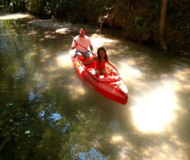 Rivière ombragée avec deux personnes en kayak au Camping le beauvillage Lauzerte