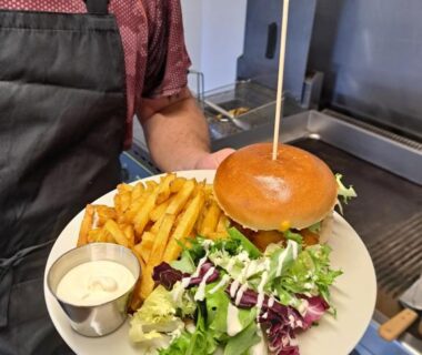 Assiette avec burger frites et salade au Camping le beauvillage Lauzerte