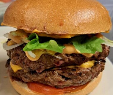 Assiette avec burger double au Camping le beauvillage Lauzerte