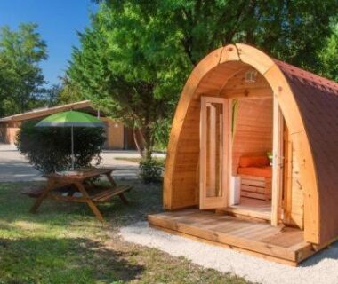 Pod en bois avec terrasse et table de pique-nique au Camping le beauvillage Lauzerte