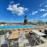 Terrasse et piscine avec transats au Camping le lac des rêves L'ABRIZEN 254