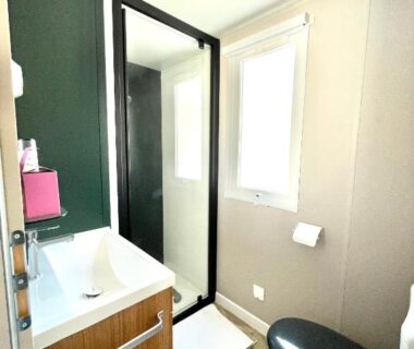 Salle de bain avec douche cabine et lavabo du Camping le lac des rêves L'ABRIZEN 254