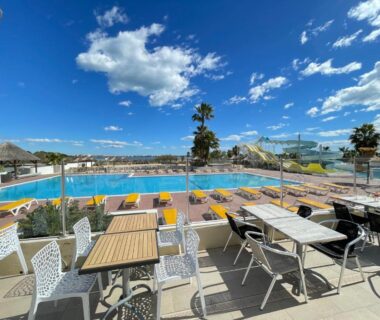 Terrasse et piscine avec transats au Camping le lac des rêves L'ABRIZEN 254