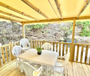 Terrasse couverte avec table et chaises au Camping le lac des rêves L’ABRIZEN 254