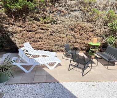 Terrasse avec chaises longues et salon de jardin du Camping le lac des rêves L'ABRIZEN 254