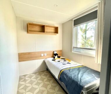 Chambre compacte avec lit simple et fenêtre dans le camping le lac des rêves L’ABRIZEN 254