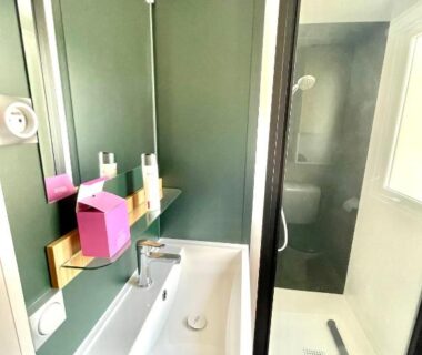 Salle de bains avec lavabo et douche du Camping le lac des rêves L'ABRIZEN 254