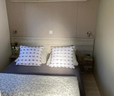Chambre avec lit double et rangements dans le mobil home Séléna
