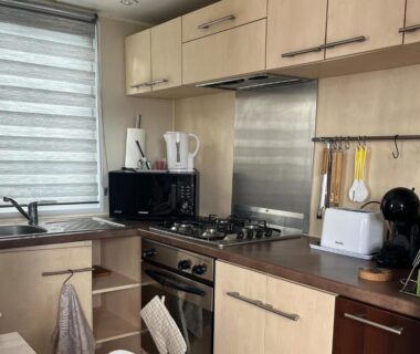 Cuisine intérieure équipée avec plaque gaz four micro-ondes et cafetière du Camping le petit RIO