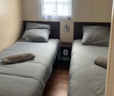 Chambre avec deux lits simples dans l'hébergement Camping le petit RIO