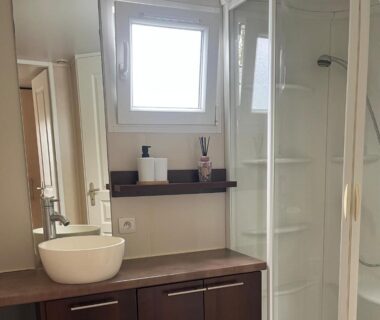 Salle de bain avec douche et lavabo dans le Camping le petit RIO