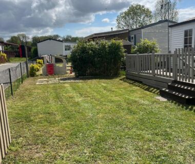 Jardin et terrasse en bois entre mobil homes au Camping le petit RIO