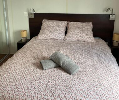 Chambre avec lit double et serviettes roulées dans le Camping le petit RIO