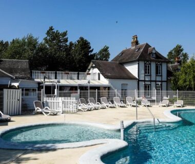 Piscine extérieure avec transats au Camping les 3 Sablières
