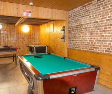 Salle de jeux avec billard et baby-foot au Camping les 3 Sablières
