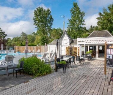 Terrasse en bois et piscine extérieure au Camping les 3 Sablières