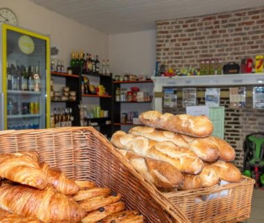 Comptoir avec viennoiseries et baguettes dans la boutique du Camping les 3 Sablières