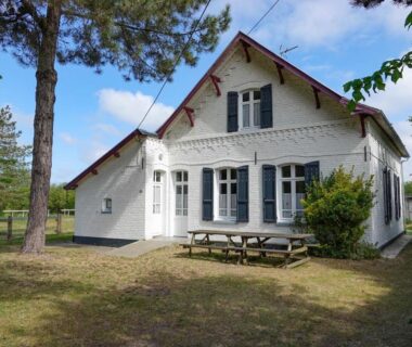 Maison blanche avec jardin et table de pique-nique au Camping les 3 Sablières