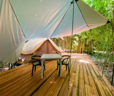 Terrasse en bois avec table et chaises au Camping les Avenières