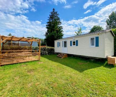 Emplacement herbe avec mobil-home et pergola au Camping les Avenières