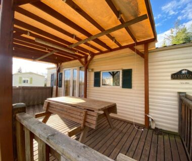 Terrasse couverte avec table en bois du mobil-home Camping les Avenières
