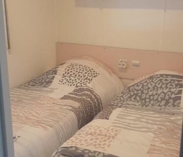 Chambre avec deux lits simples dans l'hébergement du Camping les Cigales Tikayan