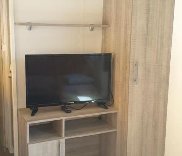 Intérieur avec télévision et armoire dans l'hébergement Camping les Cigales - Tikayan