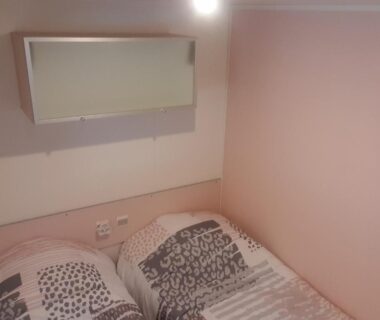 Chambre avec deux lits dans le mobil-home du Camping les Cigales Tikayan