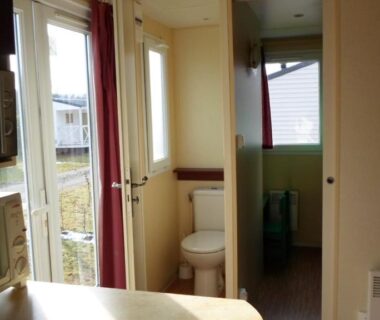 Intérieur de mobil home avec kitchenette et WC au Camping les Pinasses