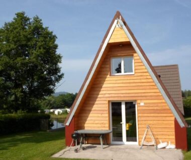 Pelouse et chalet en bois de type A dans le camping les Pinasses