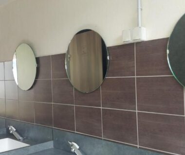 Bloc sanitaire avec lavabos et miroirs au Camping les Sables