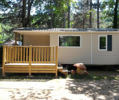 Emplacement ombragé avec mobil-home et terrasse au Camping les Sables