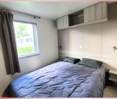 Chambre double avec lit et fenêtre au Camping les Sables du Midi