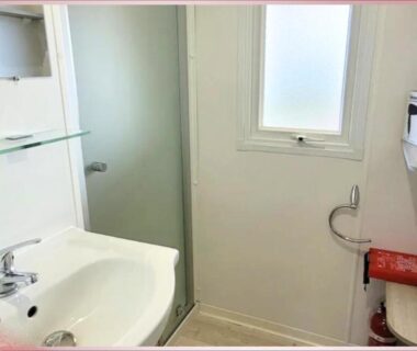Salle de bains avec lavabo douche et WC dans le Camping les Sables du Midi