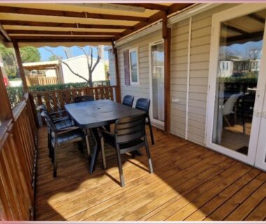 Terrasse couverte avec table et chaises du Camping les Sables du Midi