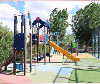 Aire de jeux avec toboggan et sol amortissant au Camping les Sables du Midi