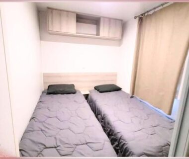 Chambre avec deux lits simples à Valras-Plage au Camping les Sables du Midi