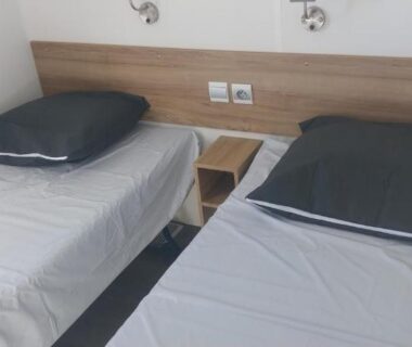 Chambre intérieure avec deux lits au Camping les Salins de la Gardiole