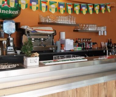 Bar avec comptoir et machine à café au Camping les Salins de la Gardiole