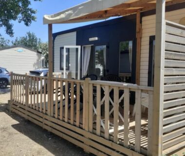 Terrasse de mobil-home en bois ombragée au Camping les Salins de la Gardiole