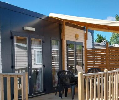Terrasse avec chaises et rambarde du mobil-home au Camping les Salins de la Gardiole