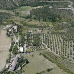 Vue aérienne des bâtiments champs et vergers du Camping les Silhols