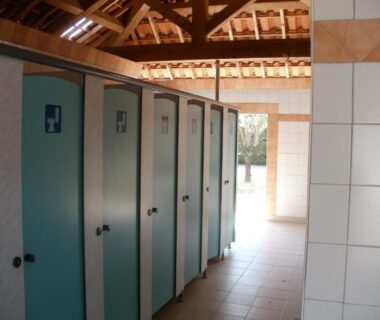 Bloc sanitaire avec cabines individuelles au Camping les Silhols